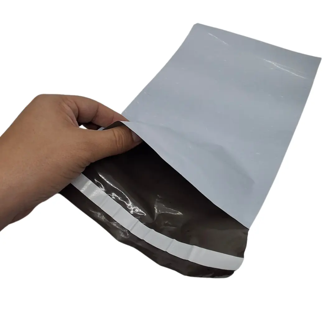 Bolsa de seguridad coextruida abierta mostrando interior opaco negro, funda de seguridad